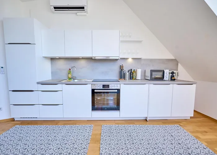 Apartment Klimatisiertes Dachgeschoss Metro Naehe *